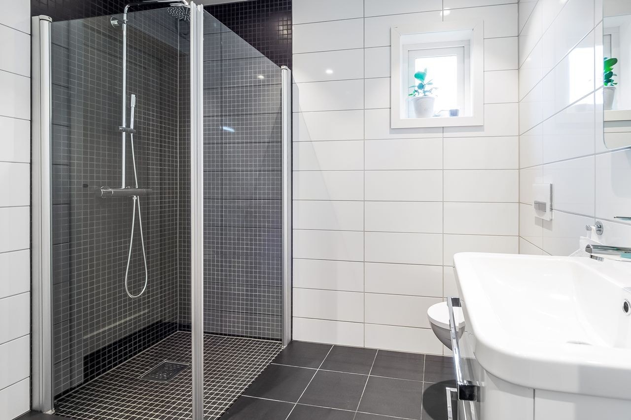 Badet i 1. etasje er tilnærmet likt badet i 2. hva gjelder materialvalg og innredninger Galleribilde