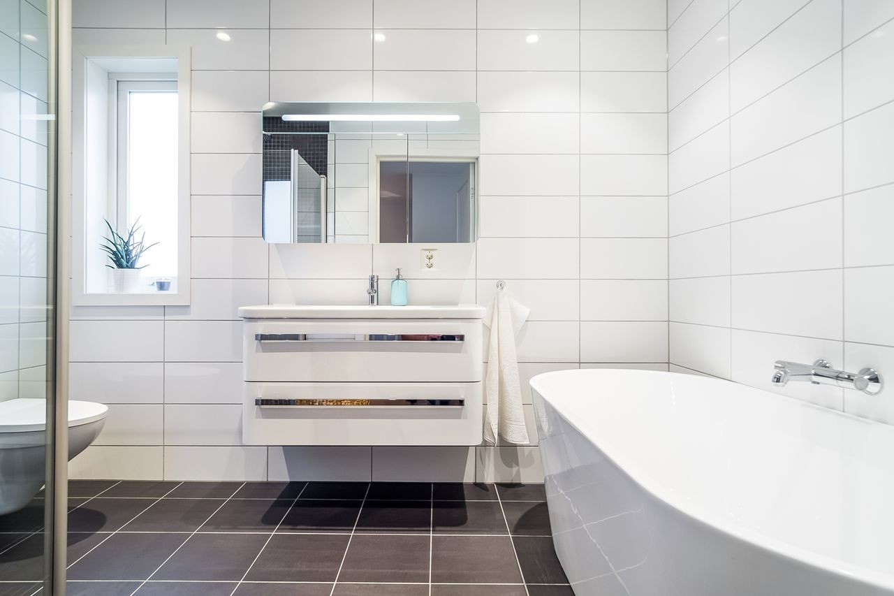 Lekkert hovedbad hvor man har både dusjhjørne og badekar Galleribilde