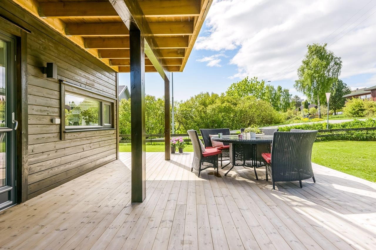 Solrik terrasse med utgang fra stuen Galleribilde