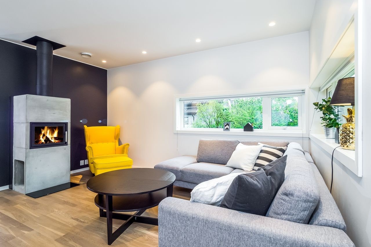 Delikat innredet stue i 1. etasje. Moderne peisinnsats Galleribilde