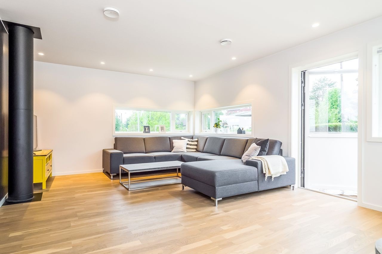 I boligen er det også en luftig stue i 2. etasje Galleribilde