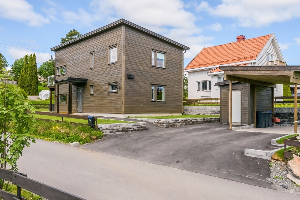 Det er carport med inntilbygget bod Galleribilde