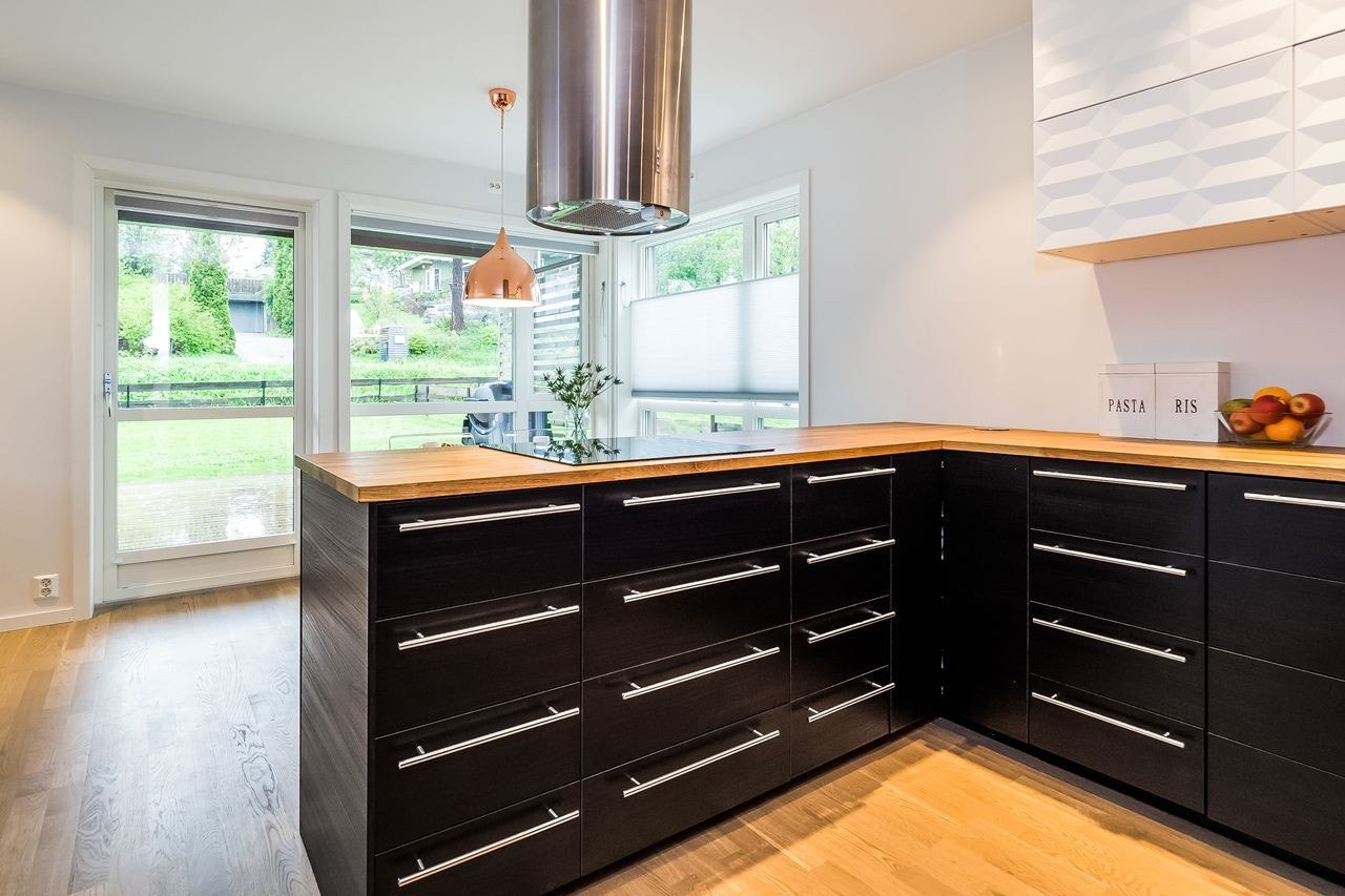 Det er rikelig med skap- og benkeplass på kjøkkene Galleribilde