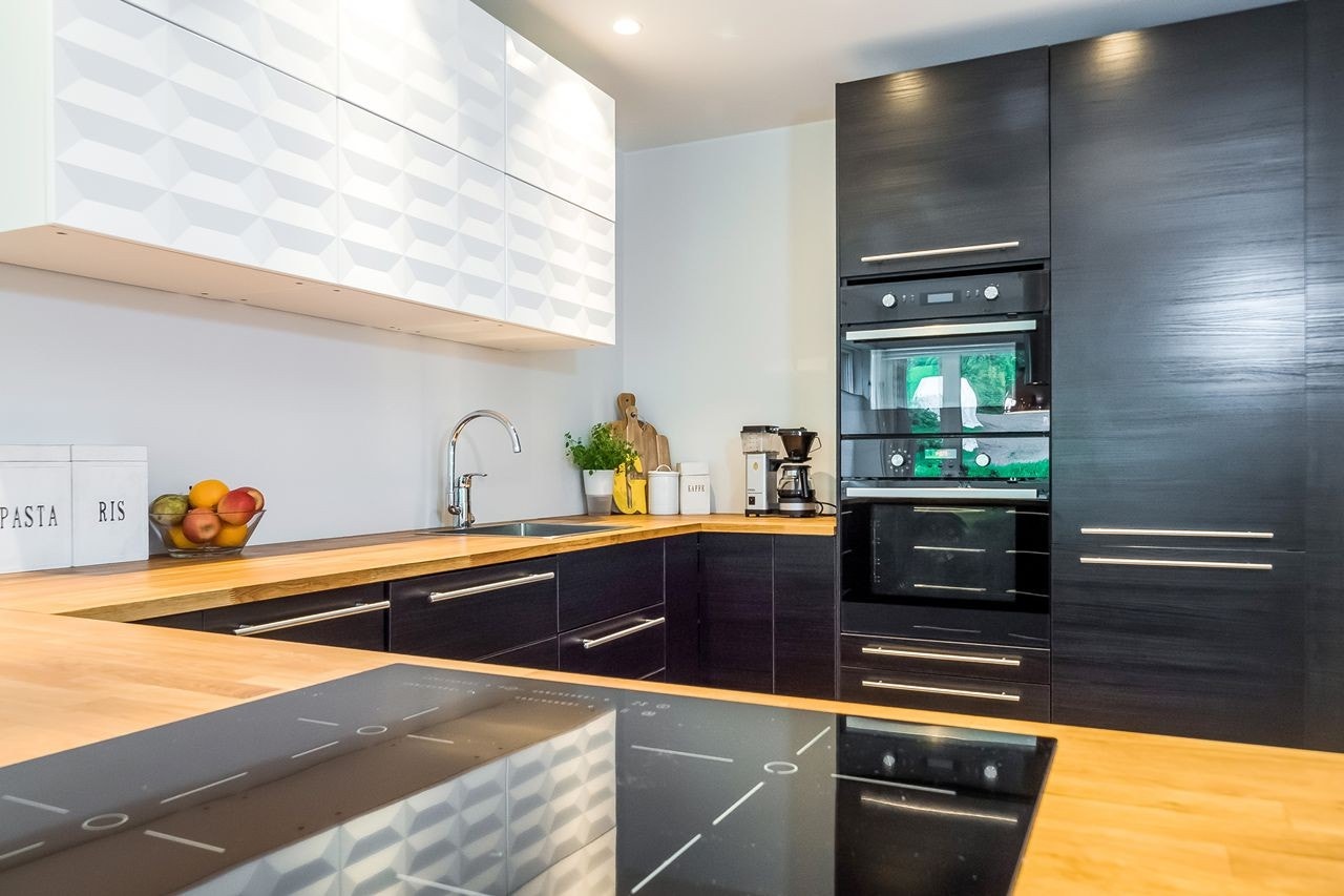 Lekkert kjøkken! Legg merke til strukturen i overskapene Galleribilde