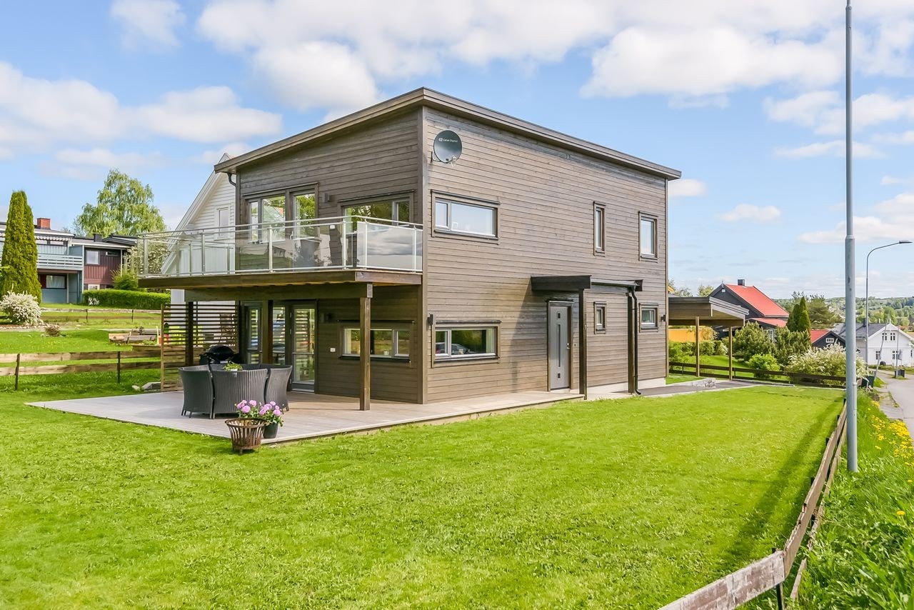 Boligen har en stilren og moderne fasade Galleribilde