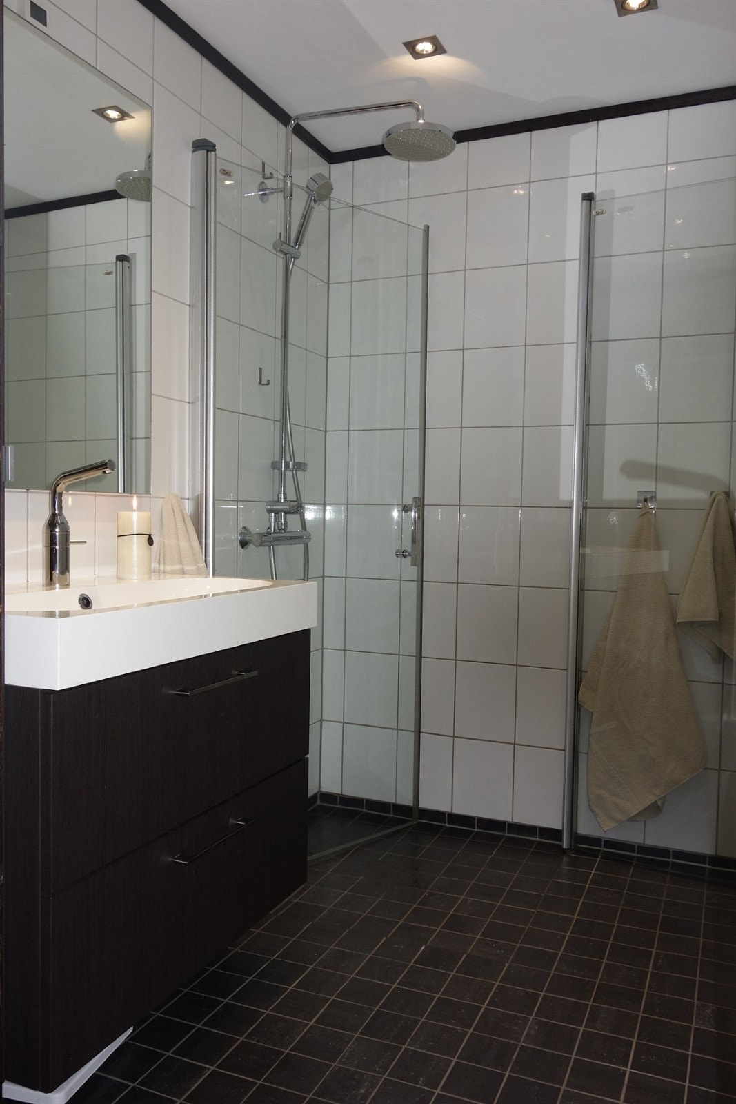 Arealeffektivt med dusj med vendbare dører Galleribilde