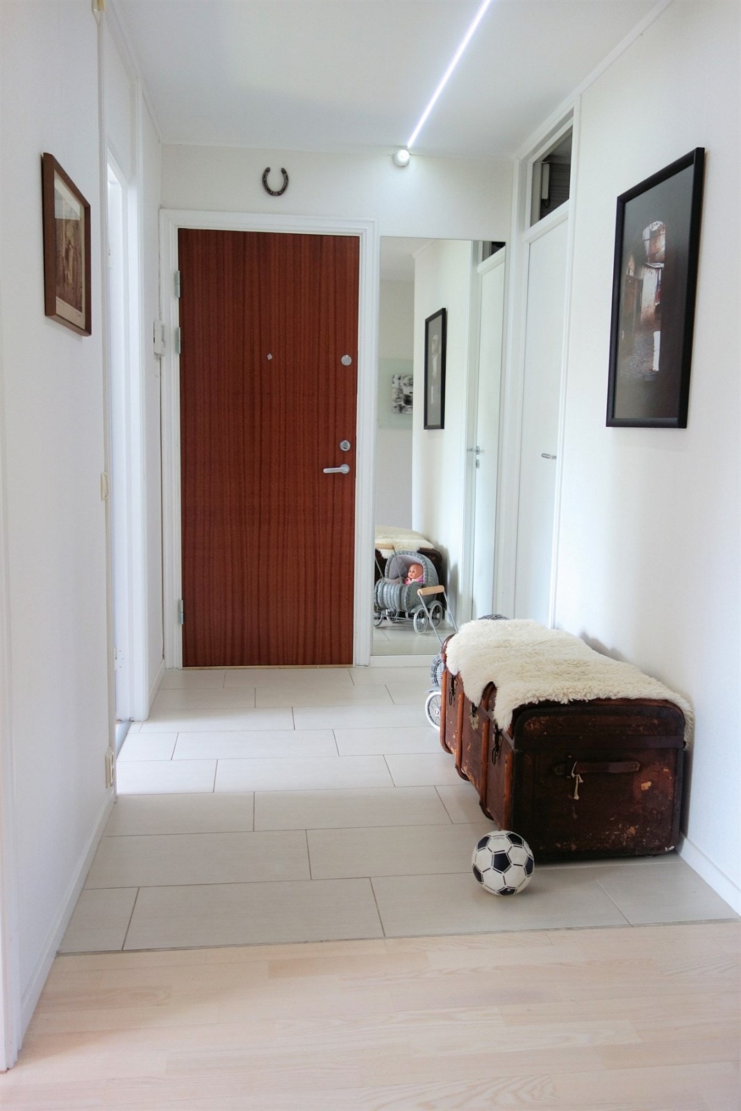 Flislagt og romslig gang Galleribilde