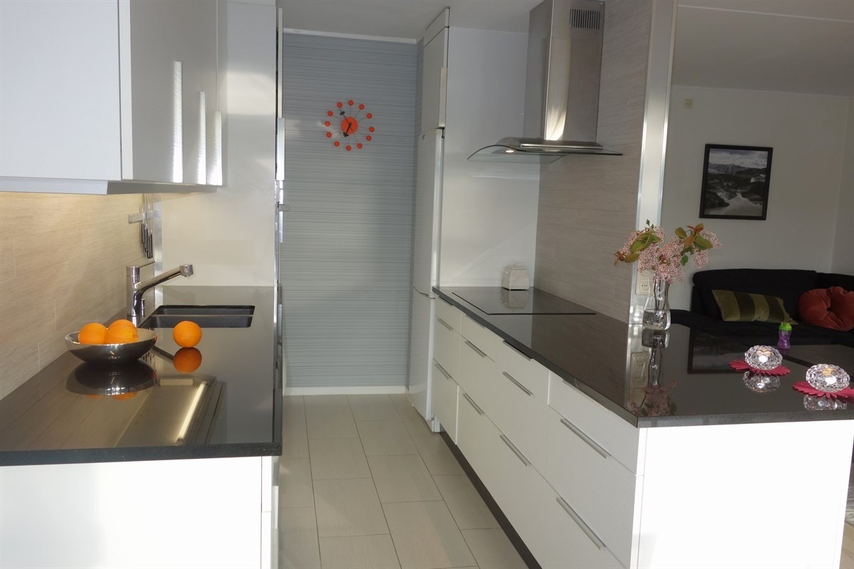 Godt med skap- og benkeplass på kjøkkenet Galleribilde