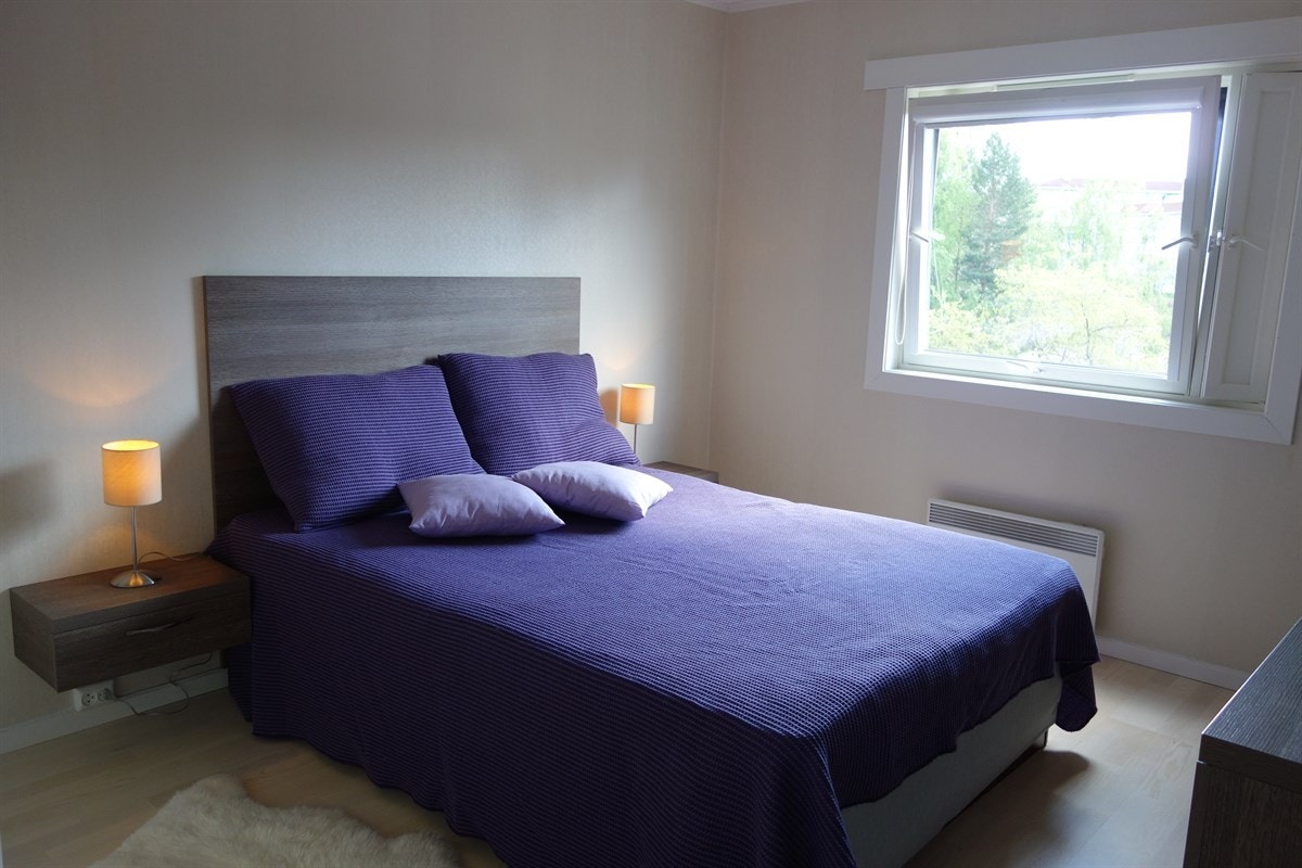 Hovedsoverom med god plass til dobbeltseng Galleribilde