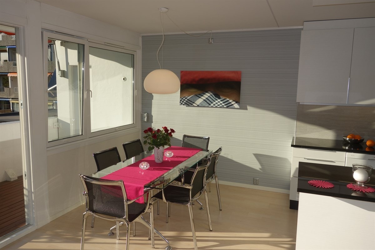 Store vindusflater i stuen som gir godt med naturlig lys Galleribilde