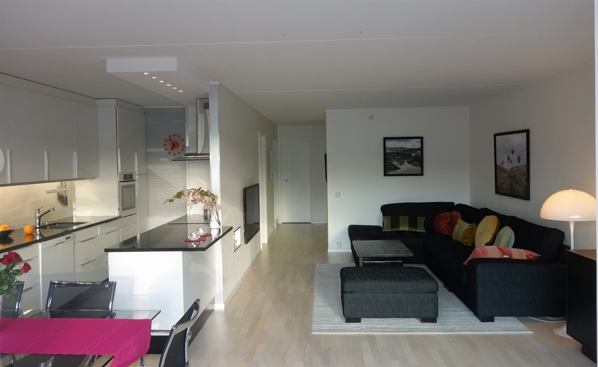 Kjøkken i åpen løsning mot stuen Galleribilde