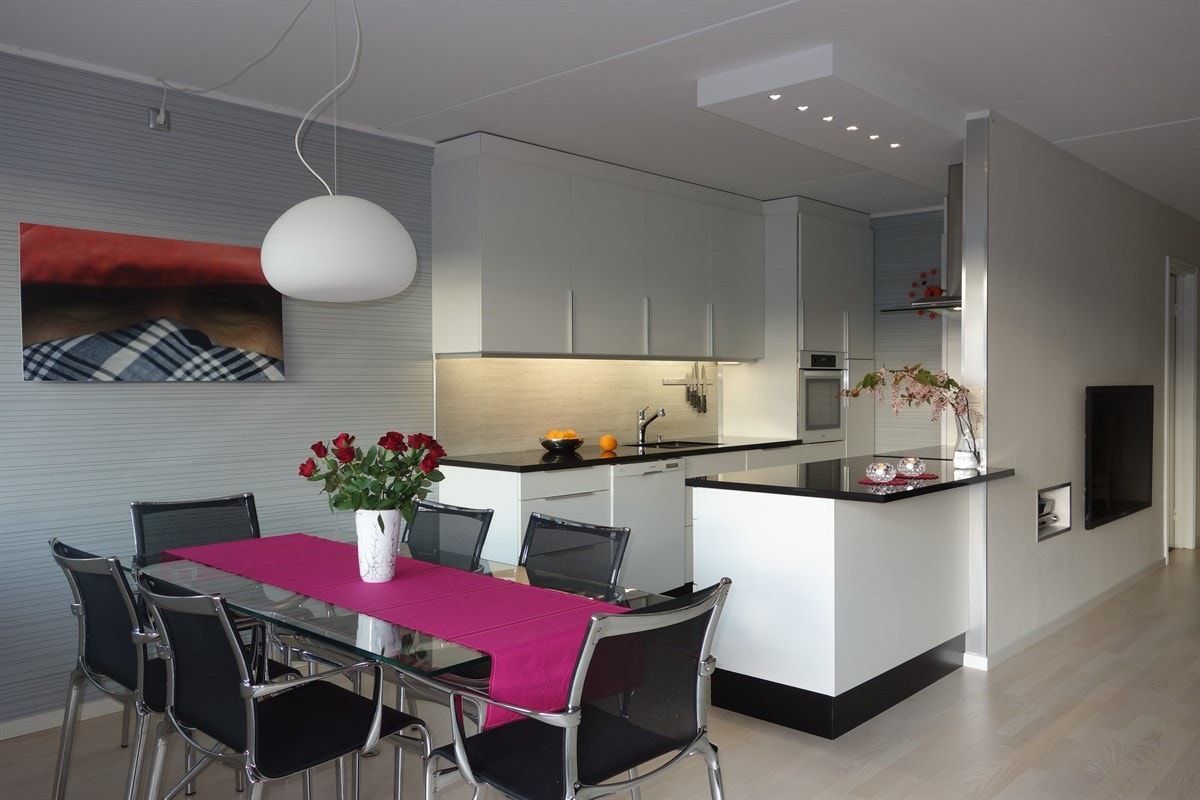 Koselig spiseplass i stue/kjøkken Galleribilde