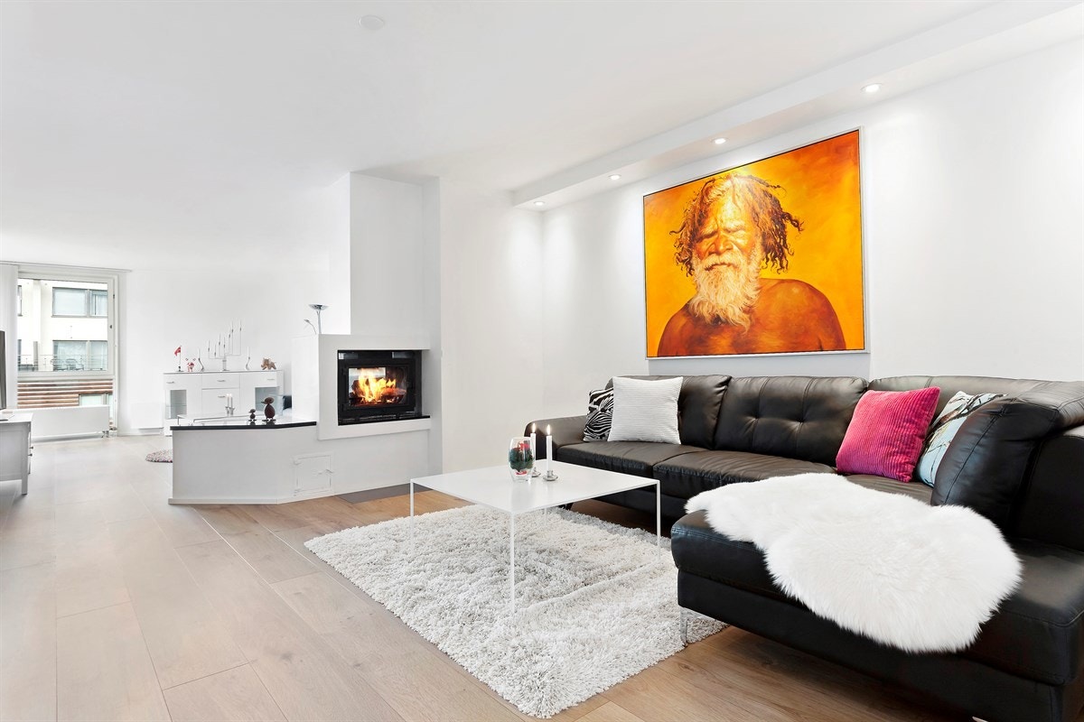 Lys og romslig stue med peisinnsats og utgang vest-nordvestvendt terrasse. Galleribilde