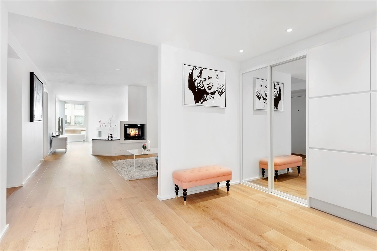 Lys og flott hall med stor garderobeseksjon. Galleribilde