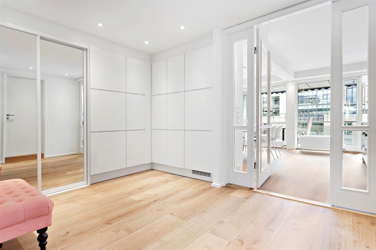 Lys og flott hall med stor garderobeseksjon. Galleribilde