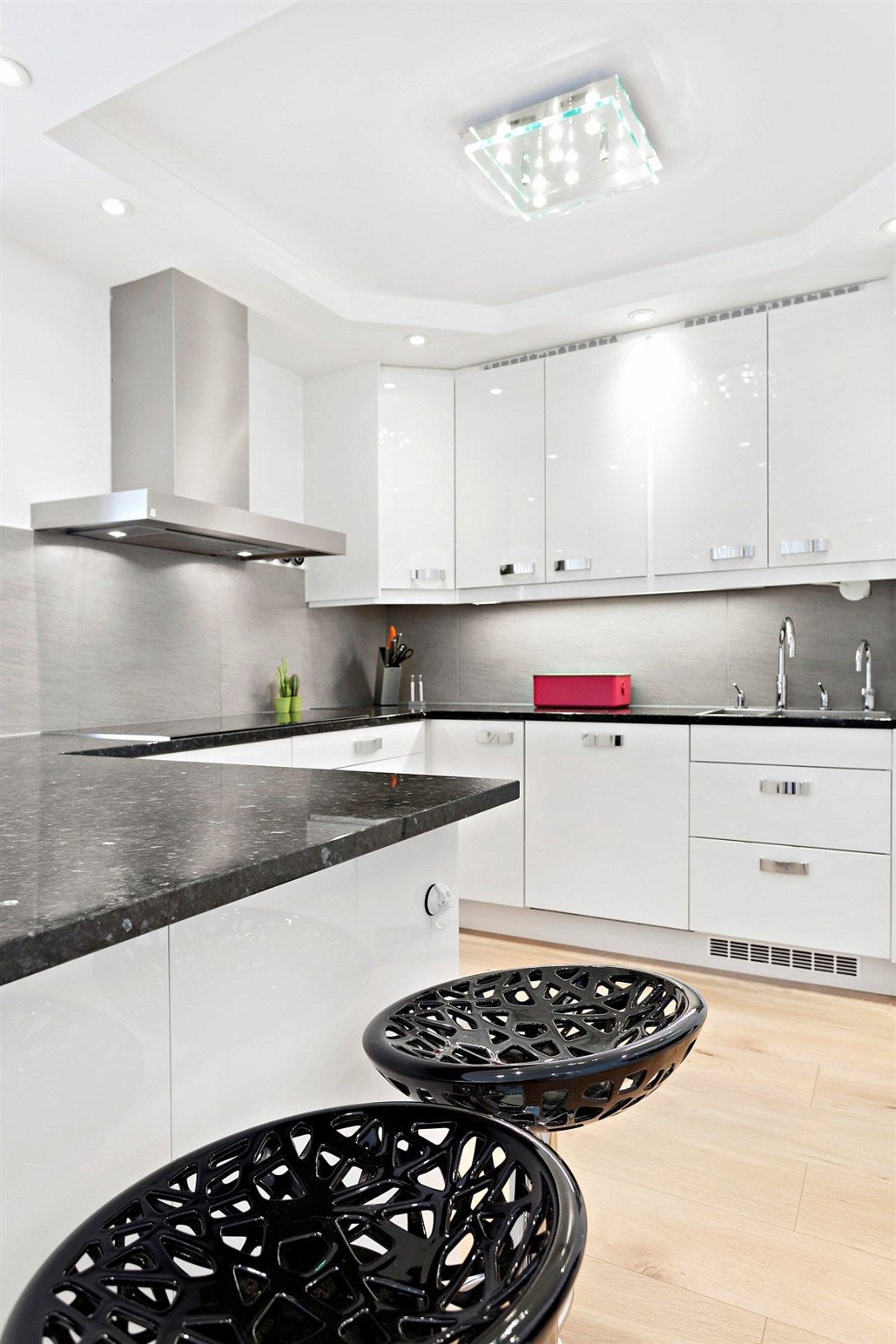 Lekkert spisekjøkken med integrerte hvitevarer og utgang solrik balkong. Galleribilde