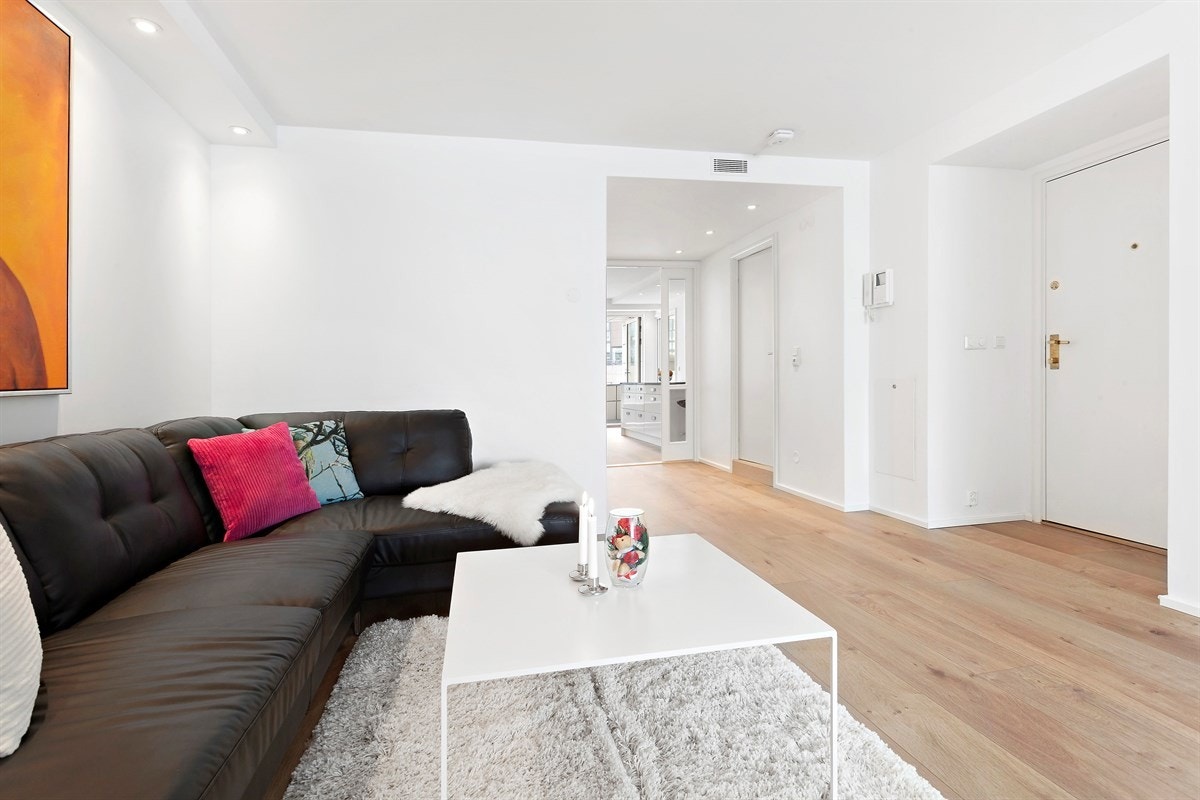 Stue med peisinnsats og utgang terrasse. Galleribilde