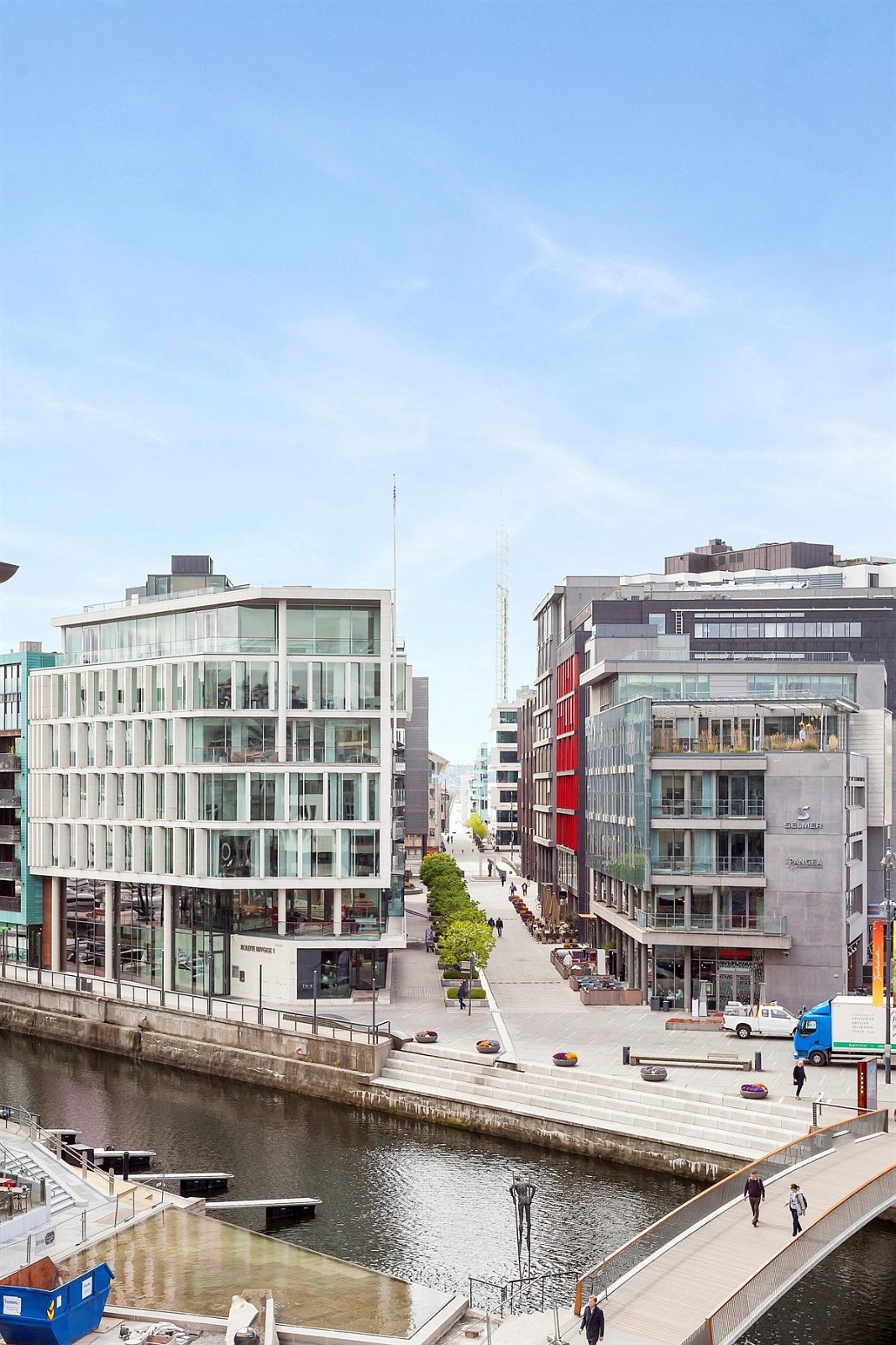 Flott utsikt fra sydøstvendt balkong, over bryggetorget, kanalen og mot Tjuvholmen. Galleribilde