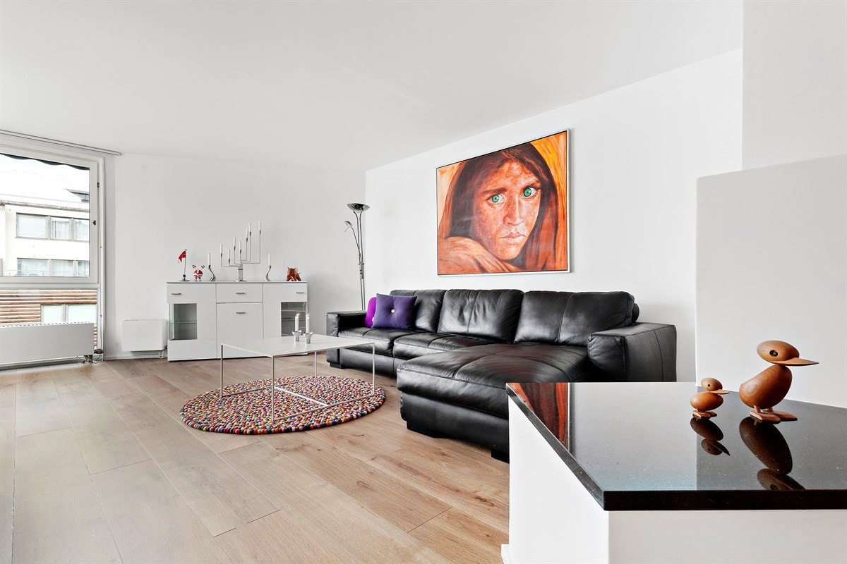 Stue med peisinnsats og utgang terrasse. Galleribilde