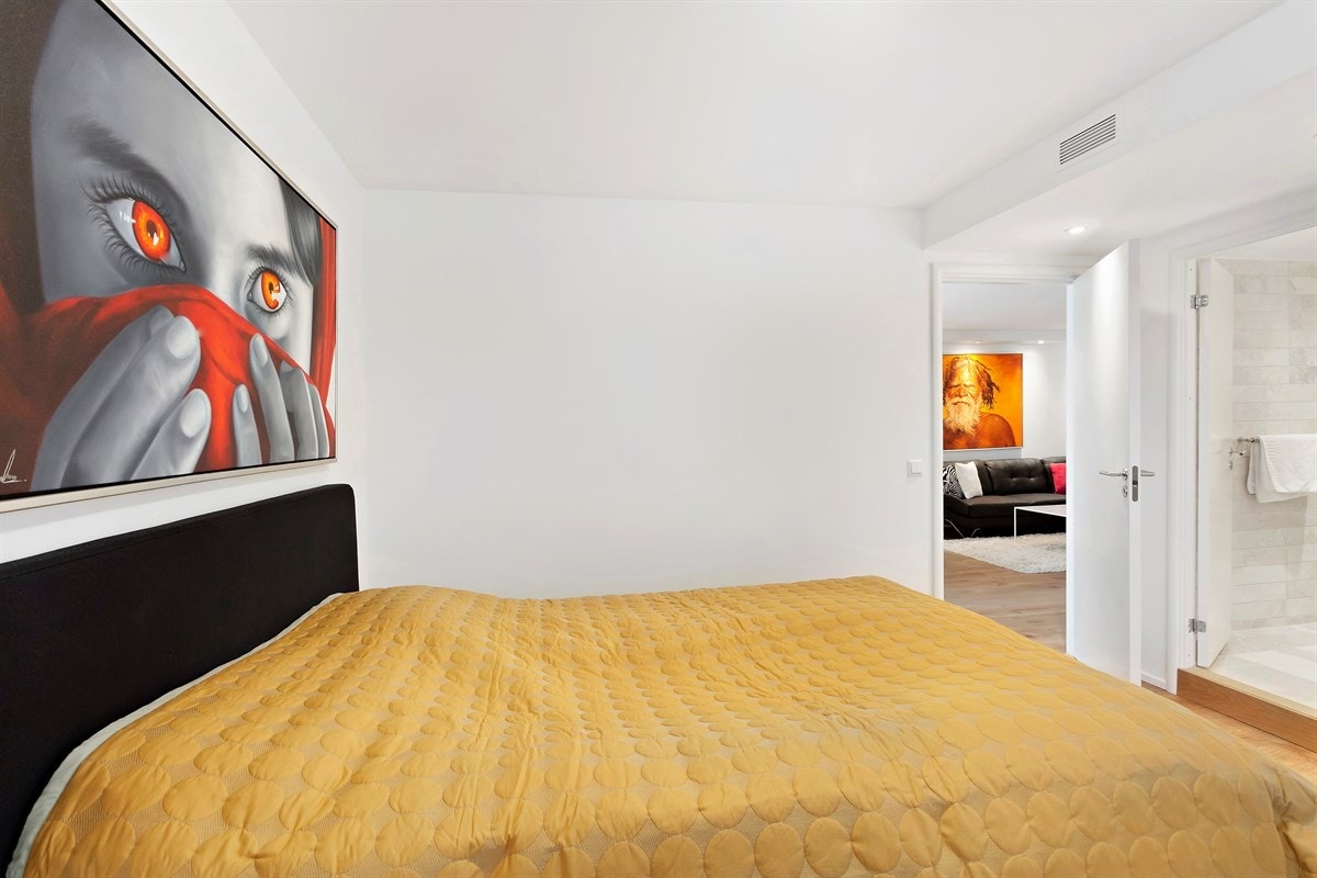 Hovedsoverom med stor garderobeseksjon og eget bad. Galleribilde