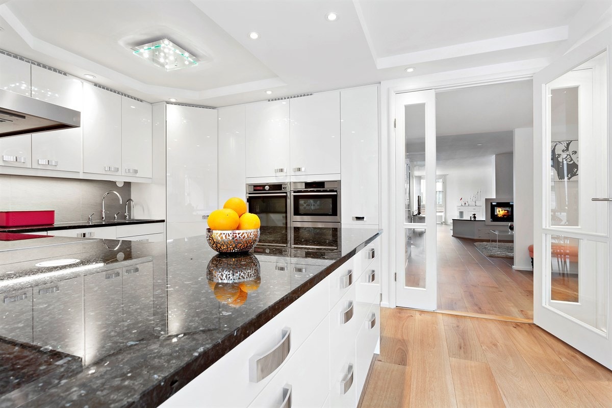 Stort og lekkert spisekjøkken med integrerte hvitevarer og utgang solrik balkong. Galleribilde