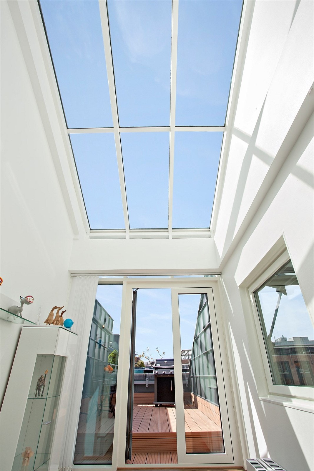 Store vindusflater slipper mye lys inn i boligen. Galleribilde