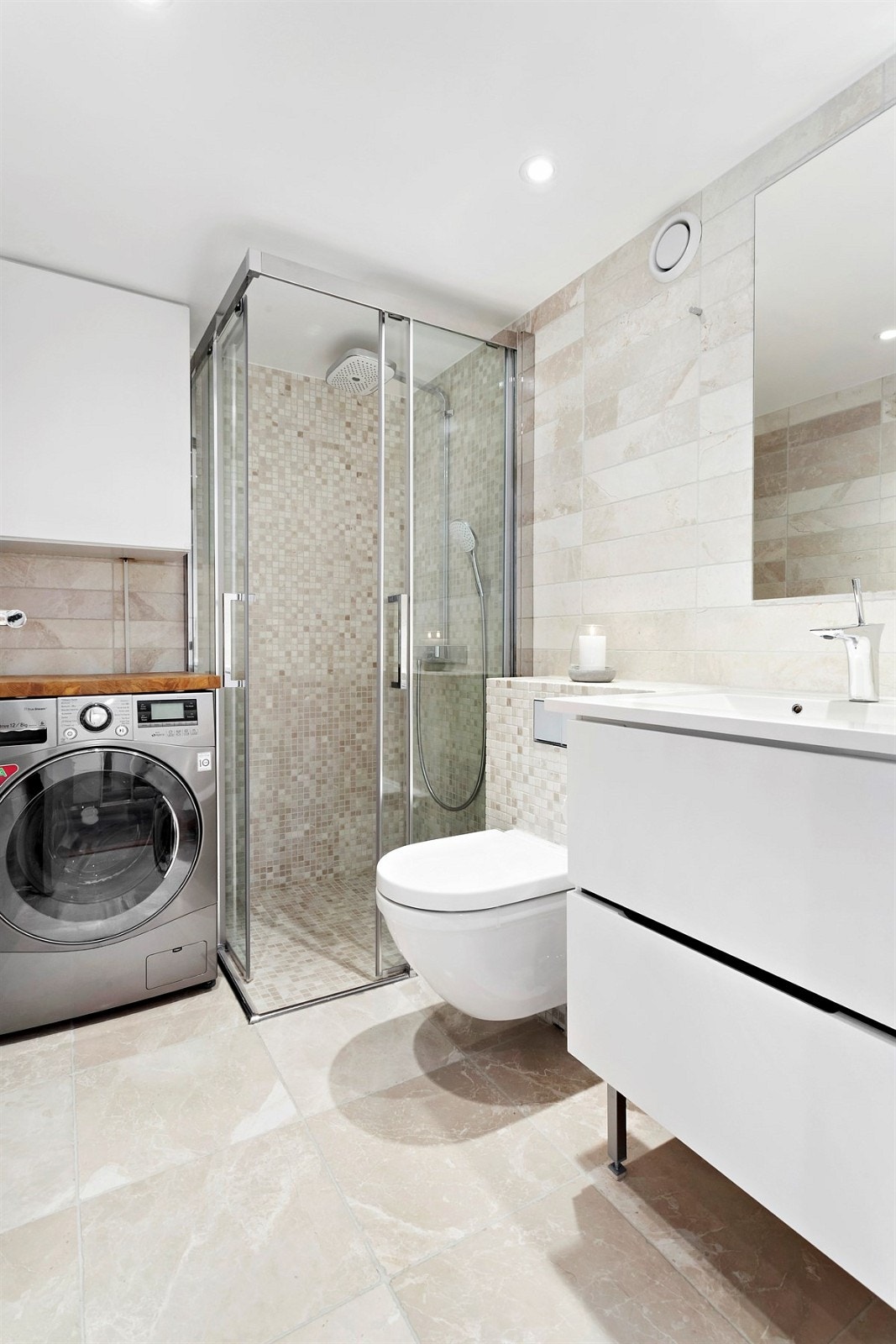 Pent flislagt gjestebad. Galleribilde