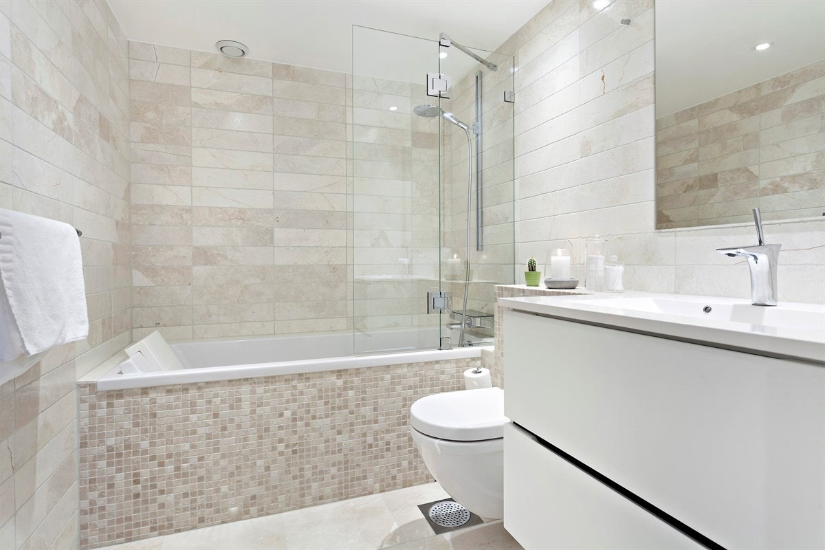 Delikat flislagt bad tilknyttet hovedsoverommet. Galleribilde