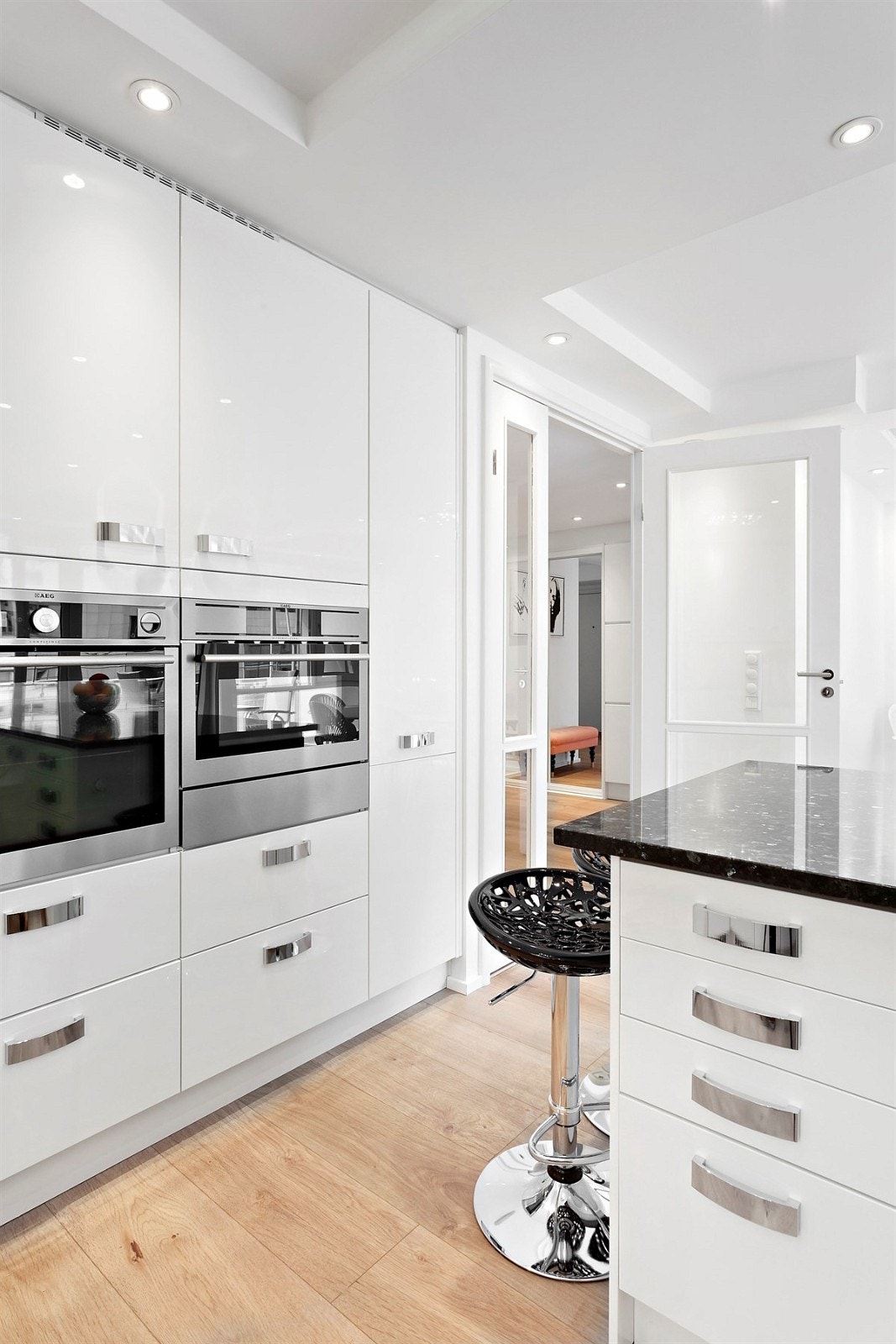 Kjøkkenet har godt med skap og oppbevaringsplass. Galleribilde