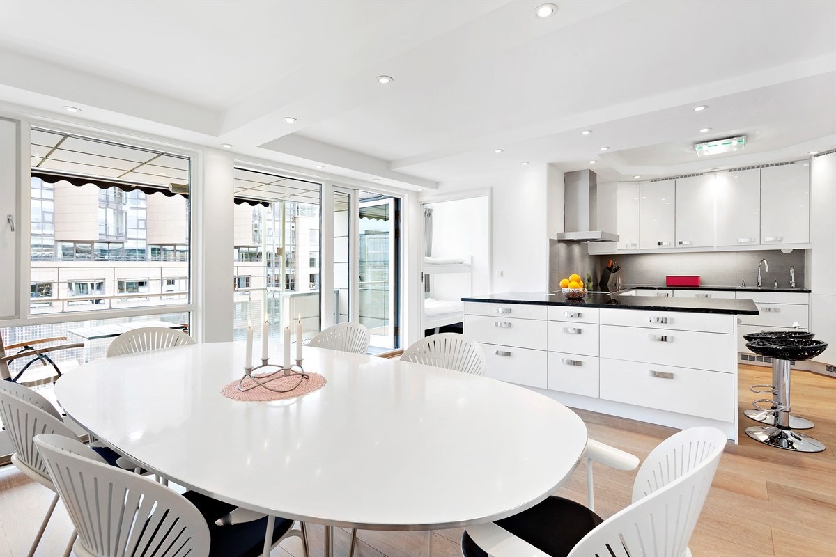 Stort og lekkert spisekjøkken med integrerte hvitevarer og utgang solrik balkong. Galleribilde