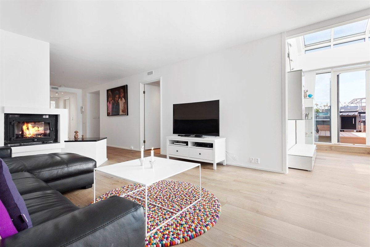 Stue med peisinnsats og utgang terrasse. Galleribilde