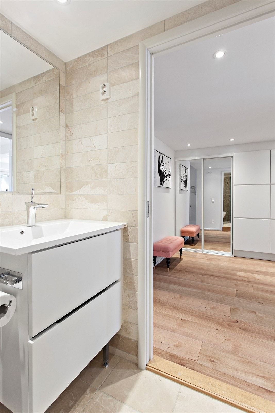 Pent flislagt gjestebad. Galleribilde