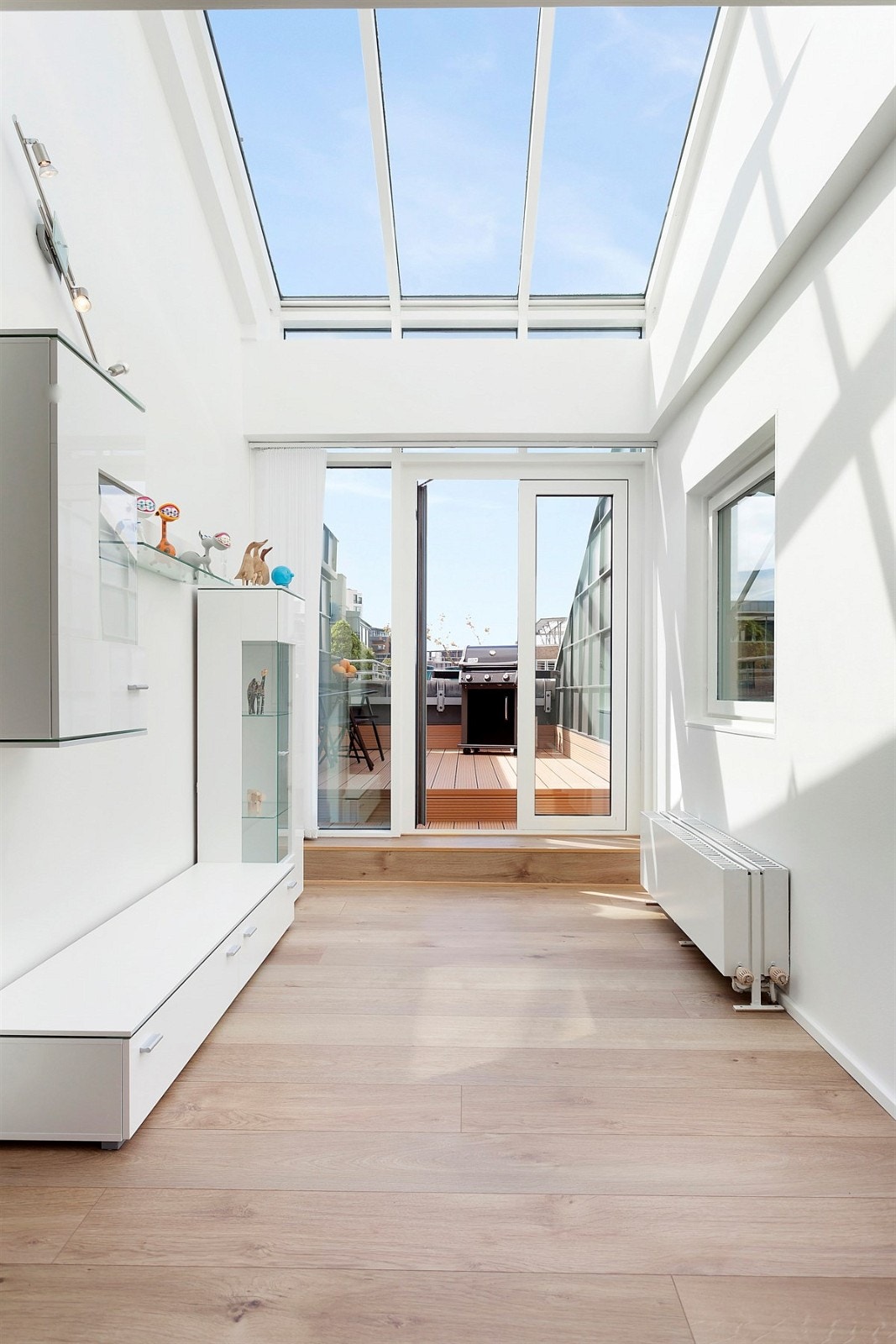 Utgang fra stue til stor usjenert terrasse på ca. 12 kvm. Galleribilde