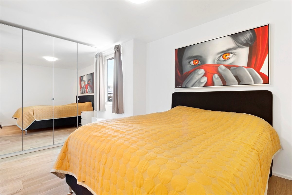 Pent hovedsoverom med stor garderobeseksjon og eget bad. Galleribilde