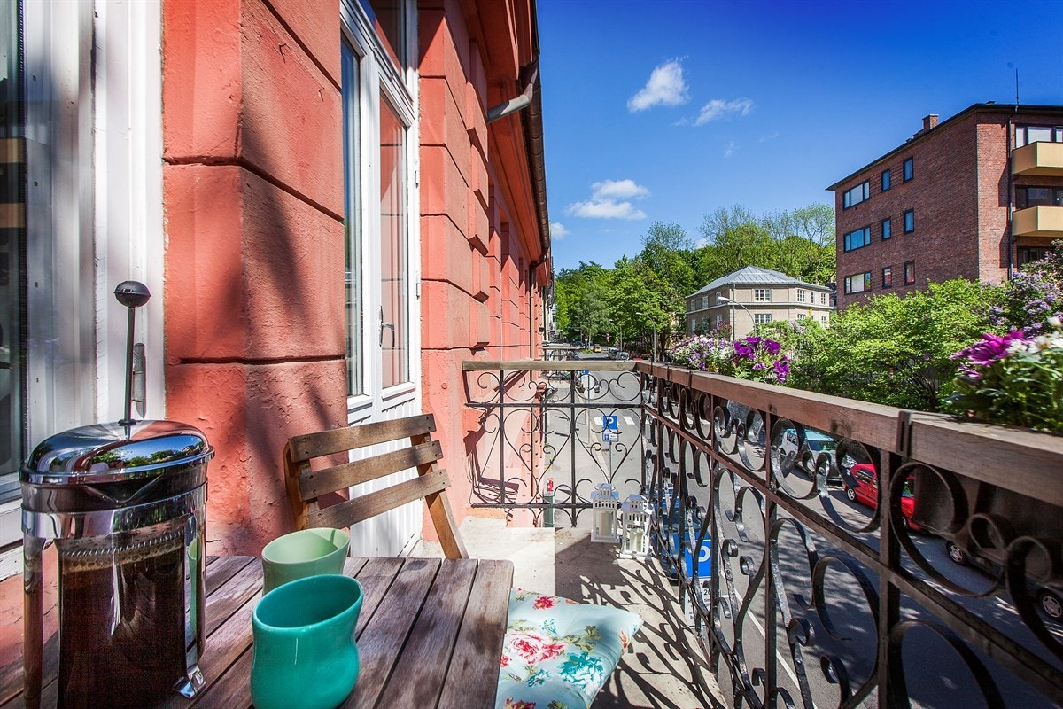 Solrik balkong med utgang fra stuen Galleribilde