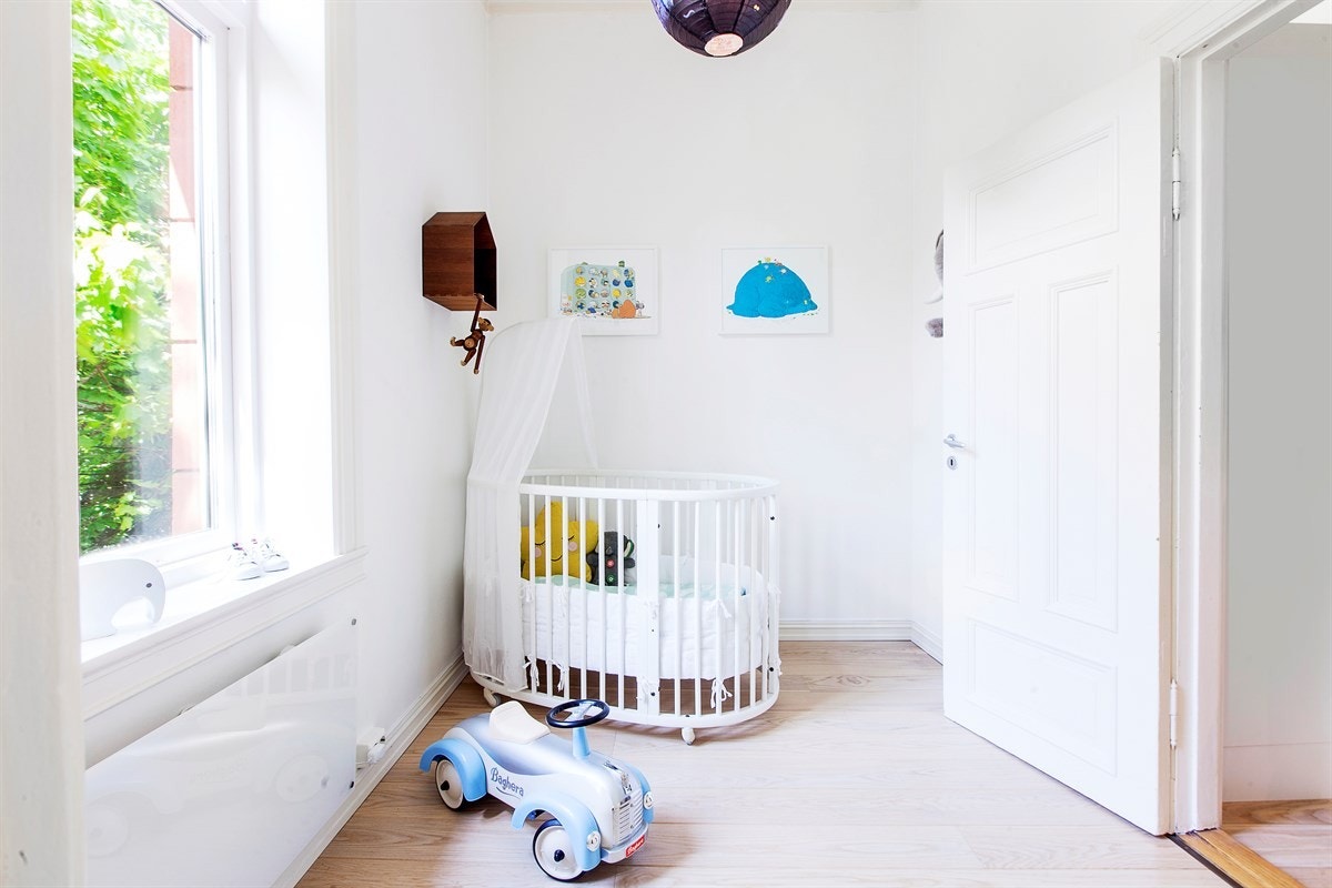 Soverom 2 i lyse farger med plass for seng og garderobeløsninger Galleribilde