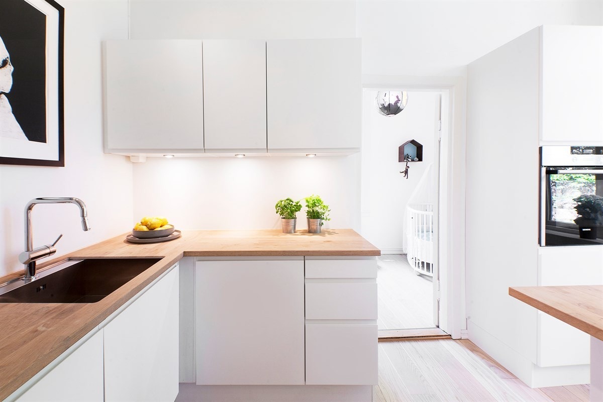 Stort og lyst kjøkken fra KVIK (nytt 2012) som har rikelig med benk- og skapplass Galleribilde