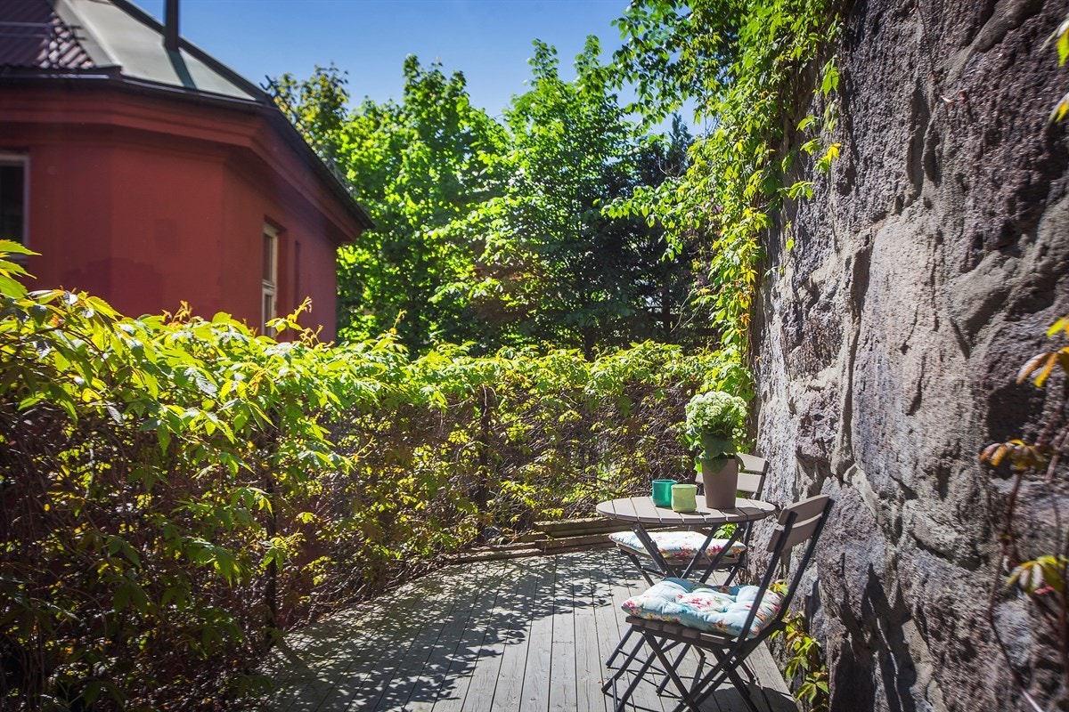 Hyggelig sittegruppe i bakgården Galleribilde