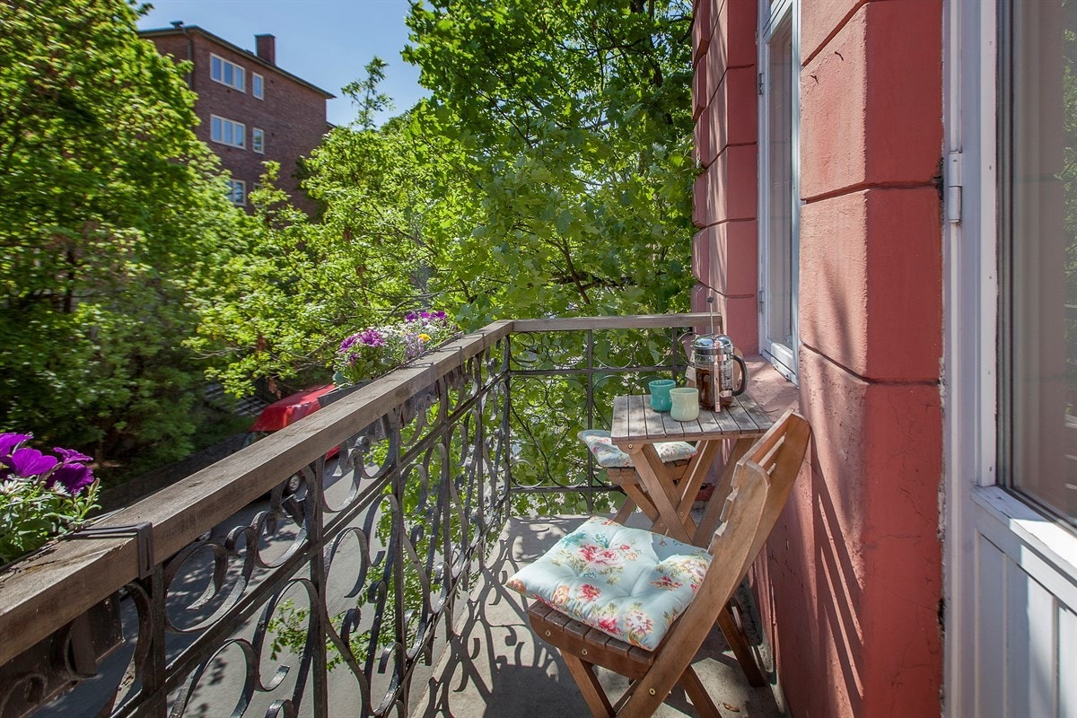 Plass for liten sittegruppe på balkong og er perfekt for de late sommerdager Galleribilde