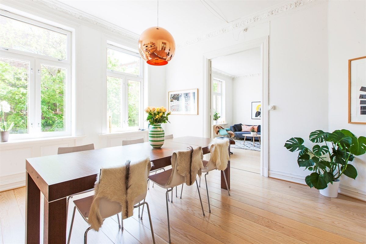 Store vindusflater gir mye naturlig lys inn til leiligheten Galleribilde