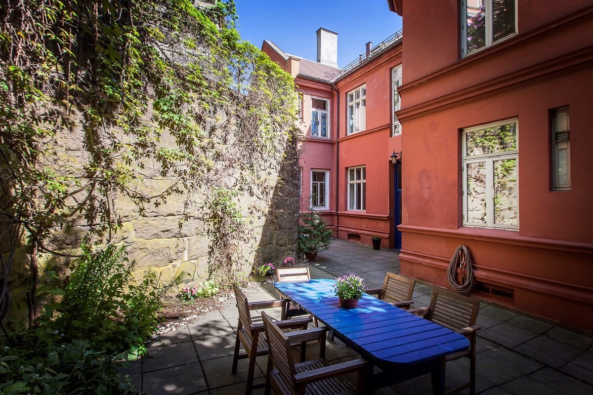 Meget pent opparbeidet bakgård med solrike uteplasser Galleribilde