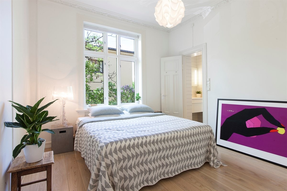 Plass for den store dobbeltsengen samt garderobeløsninger Galleribilde