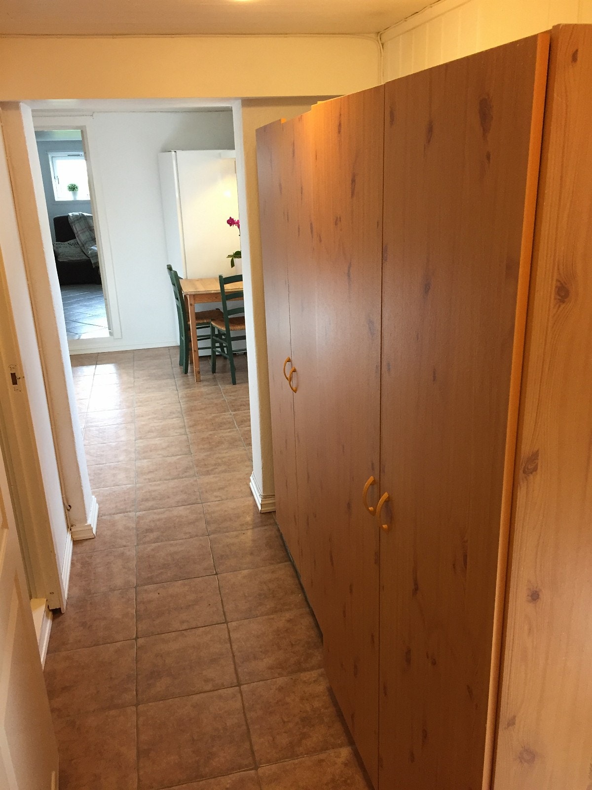Entre/gang med garderobe med inngang til kjøkken Galleribilde