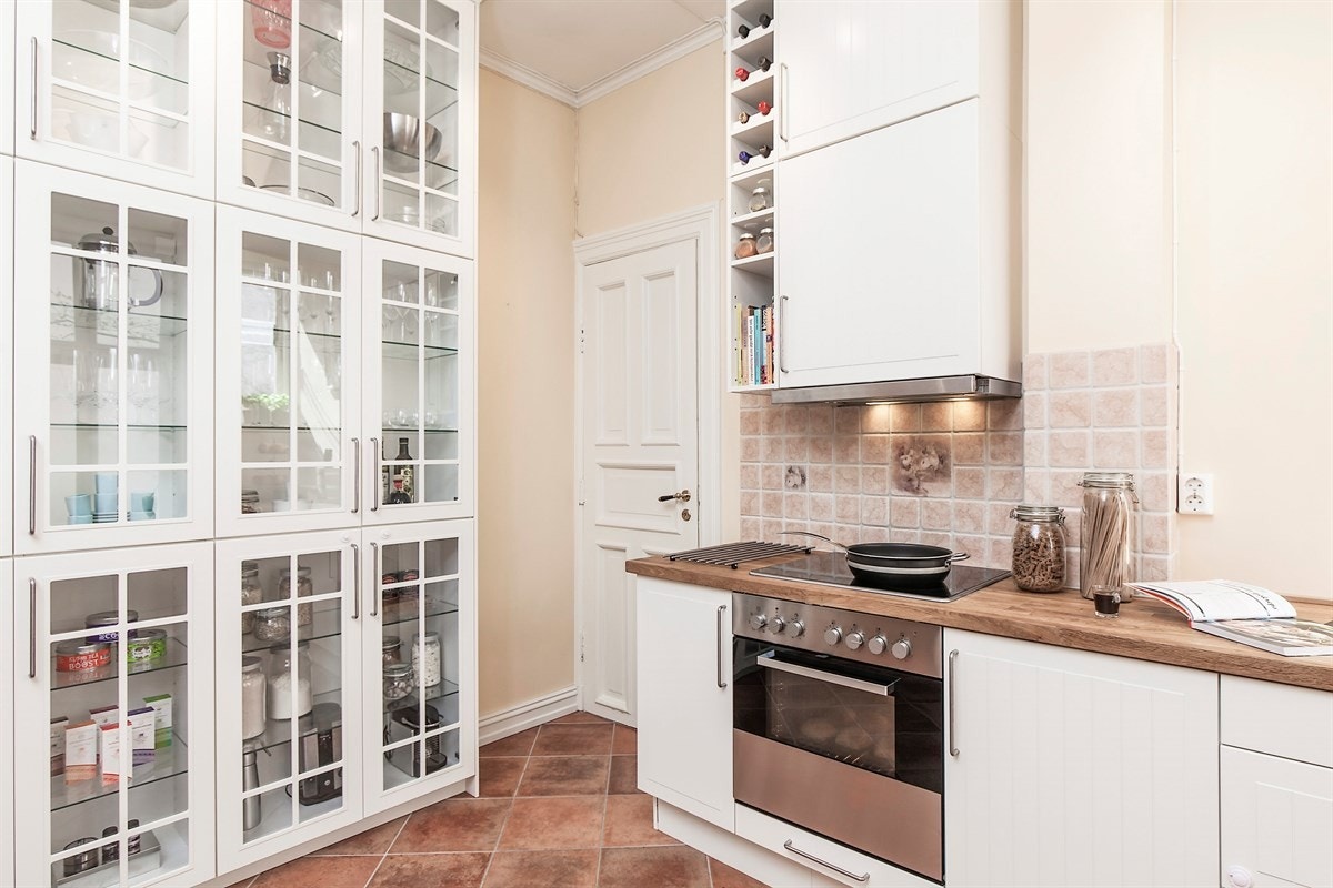 Integrert komfyr med platetopp og kjøleskap med frysedel. Oppvaskmaskin medfølger også. Galleribilde