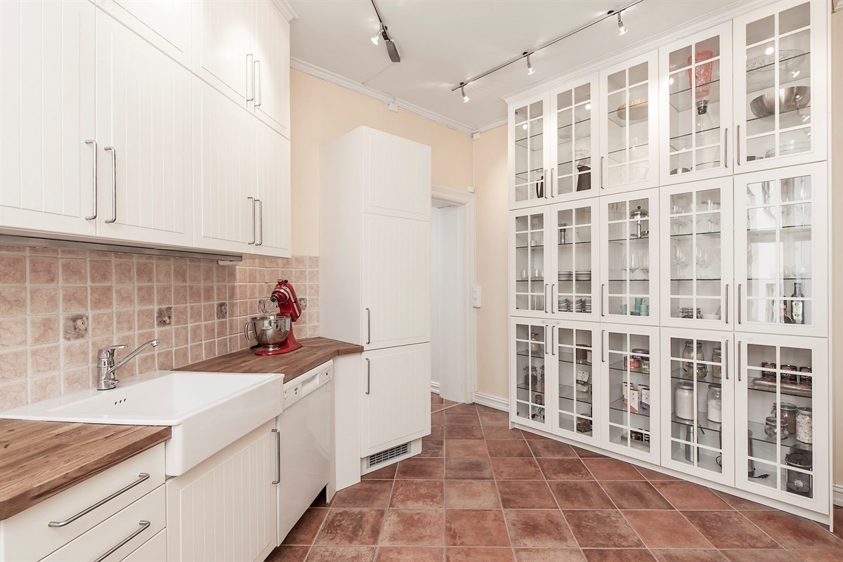 Godt med skapplass i takhøye skap og stort vitrineskap. Galleribilde