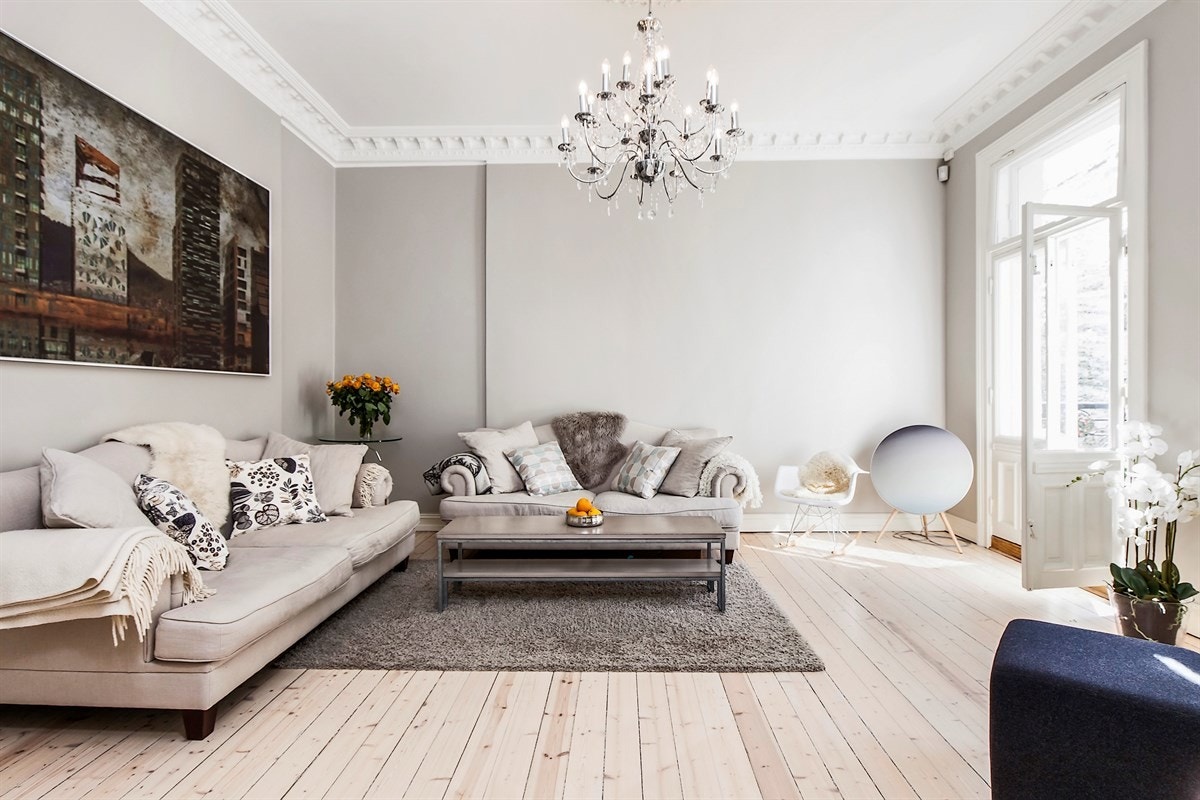 De store vindusflatene og den generøse himlingshøyden (3,25 m) gjør at leiligheten oppleves som særdeles lys og luftig. Galleribilde