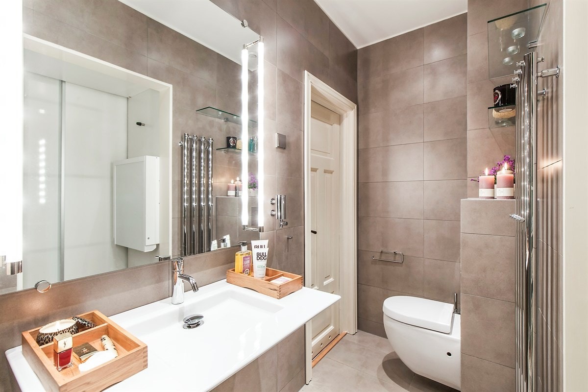 Meget delikat flislagt baderom som er renovert i nyere tid. Galleribilde