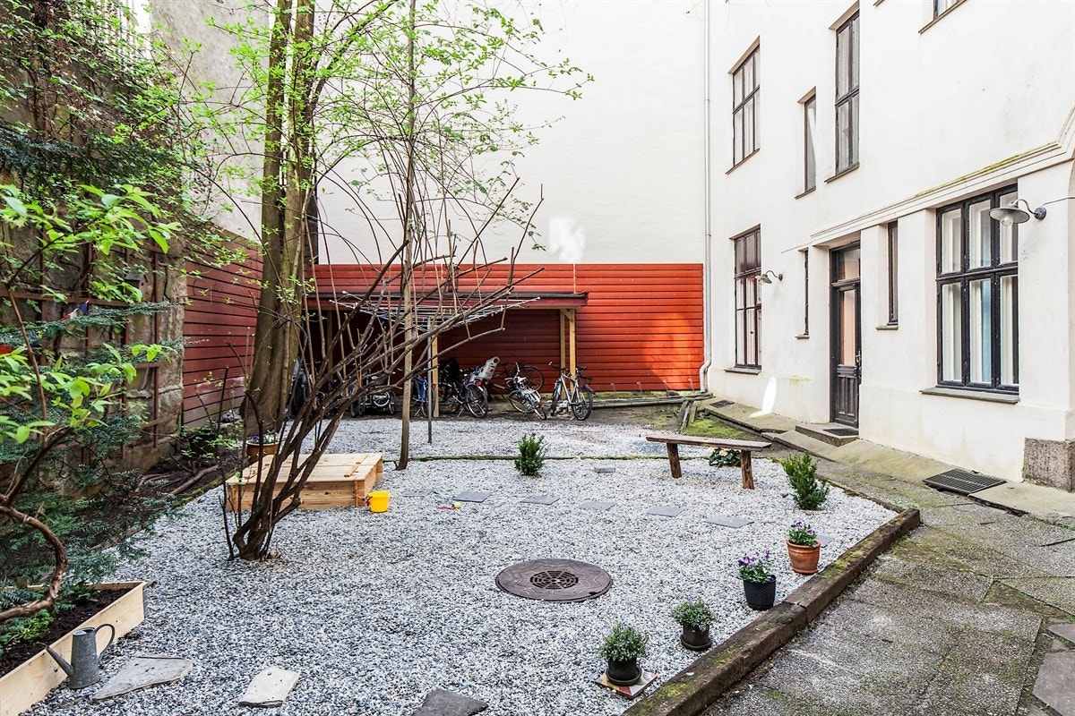 Hyggelig felles bakgård som er opparbeidet med trær, prydbusker m.m. Sykkelskur til bruk for beboerne. Galleribilde