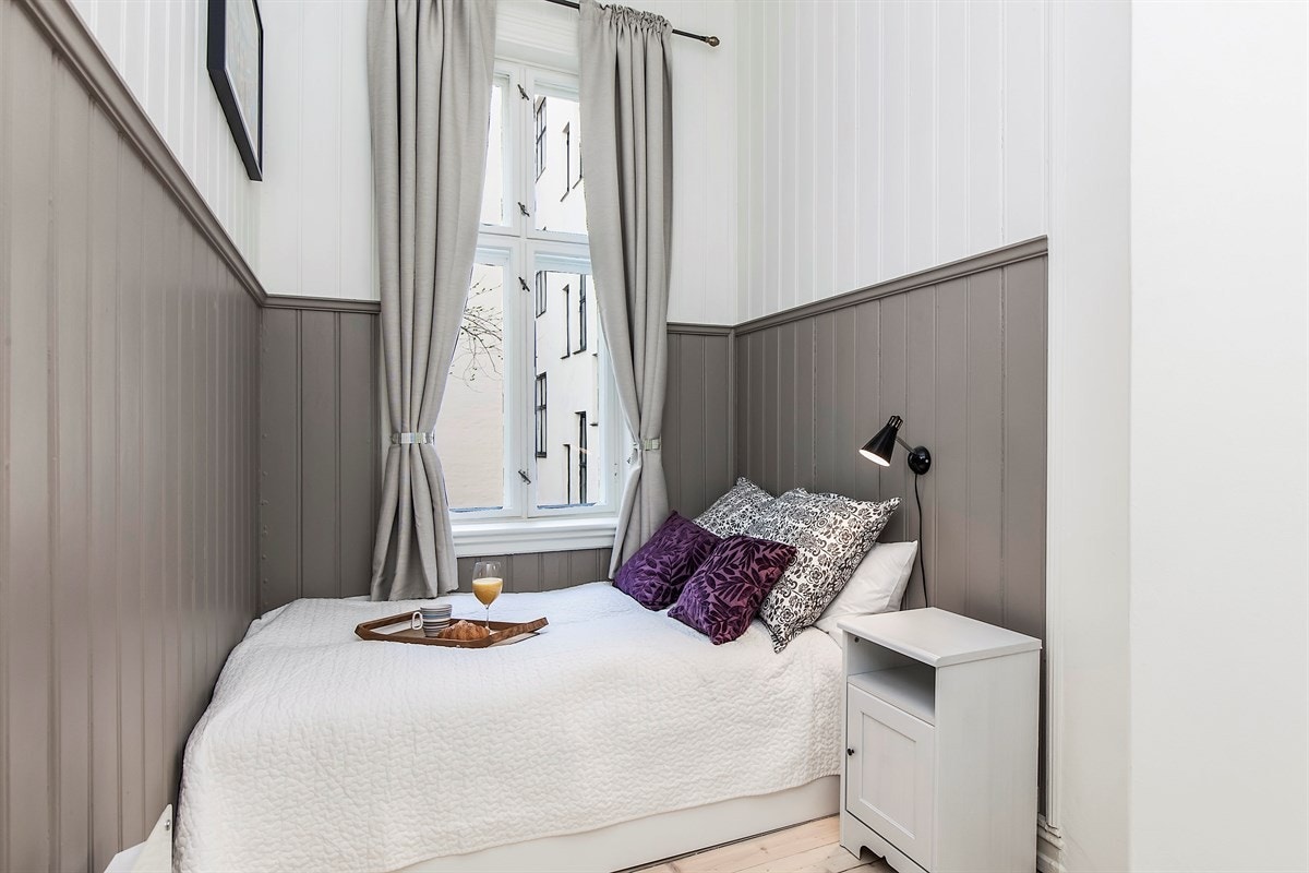 Soverom 2: Dette er også et godt soverom med praktisk innebygget seng og plass til nattbord. Galleribilde