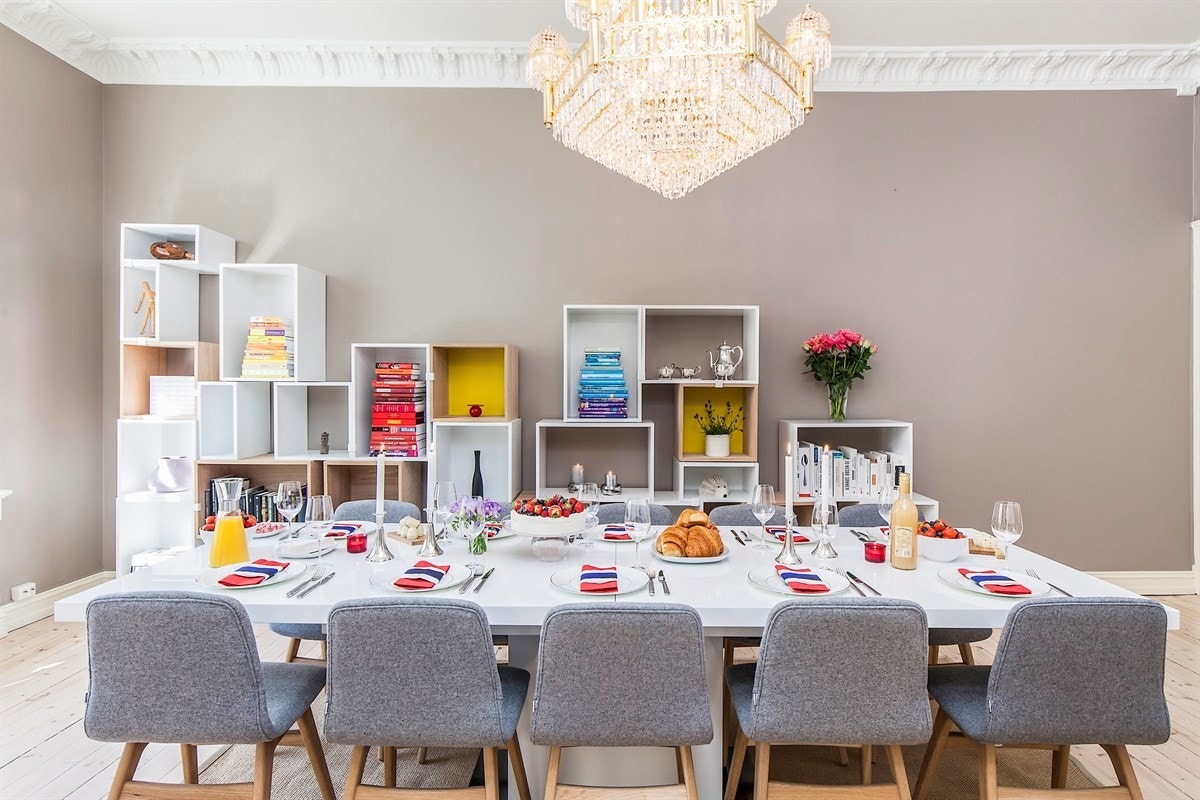 Her er det plass til å invitere venner og familie til hyggelig lag! Galleribilde